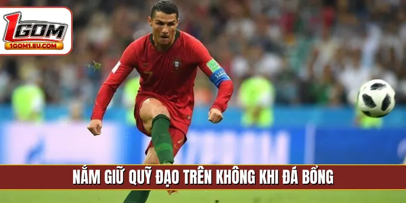 Nắm giữ quỹ đạo trên không khi đá bổng